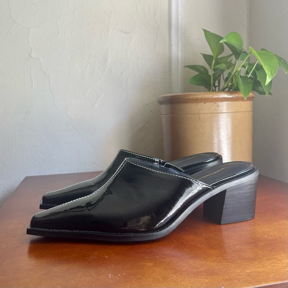 Intentionally Blank black patent pointed-toe mule with contrast stitching. - Picture 2 of 5